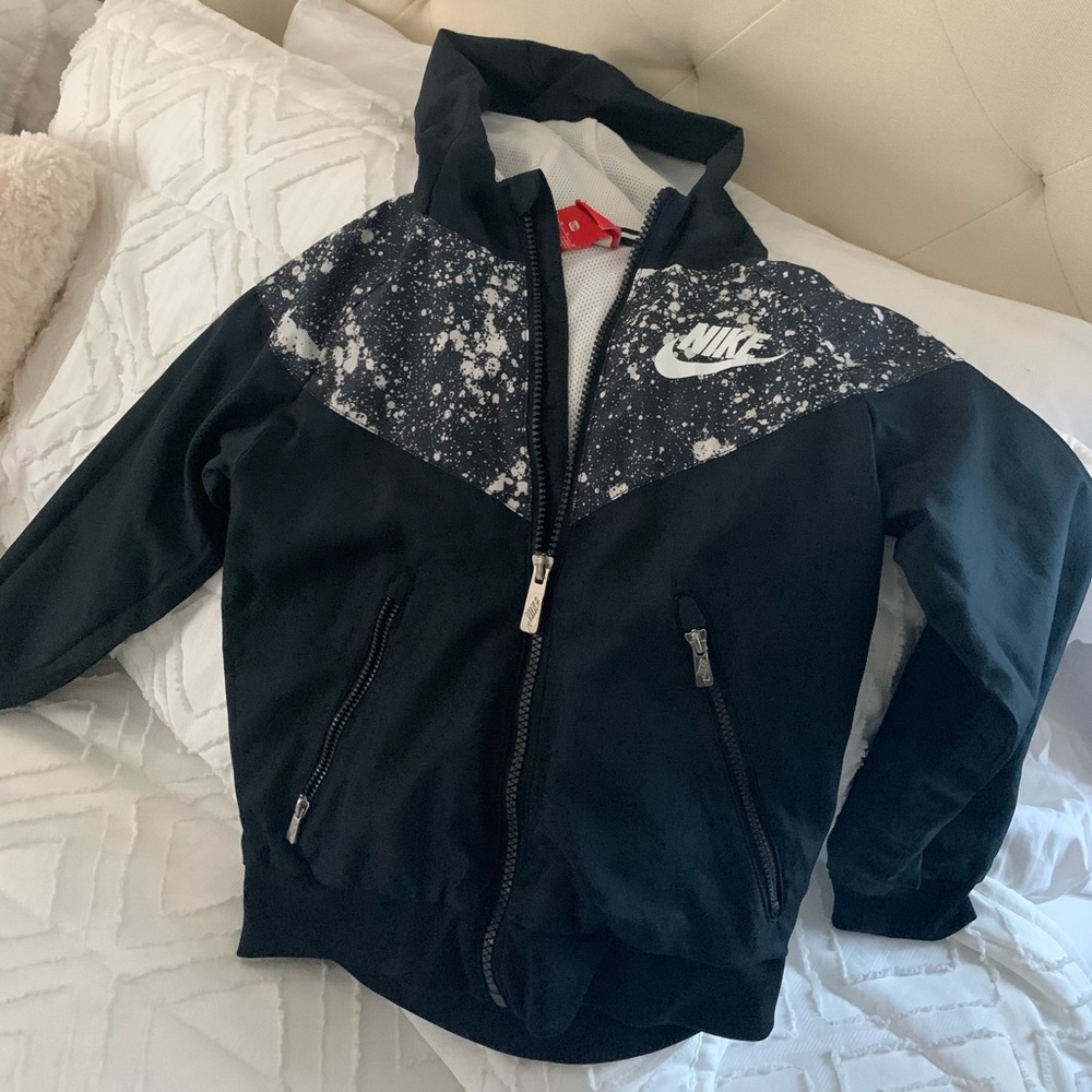 Nike Boy Black and white design windbreaker